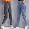 Женские джинсы-шаровары, женские корейские винтажные эластичные джинсовые брюки, повседневные брюки с вышивкой букв, длиной до щиколотки, мешковатые брюки с высокой талией