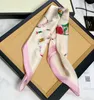 Klassisk designer Silk Scarf Woman Soft 70-70cm Fashion Small Silk Ring Carf Variable Headscarf Tillbehör Aktivitet