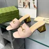 Designer-Slipper mit Absatz, Hausschuhe, Designer-Sandalen, Pantoletten, quadratische Zehen, Designer-Hausschuhe, mittelhoher Absatz, Mule-Slipper, Marken-Luxus-Hardware-Slipper, Sommer-Strand-Sandalen mit Cut-Outs