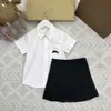 브랜드 키즈 드레스 세트 수 놓은 로고 아이 트랙 슈트 아기 소녀 옷 크기 100-160 흰색 짧은 슬리브 셔츠와 스커트 24FEB20