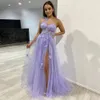 Abiti da ballo sexy in tulle con una spalla Spacco alto Una linea lunga Festa di compleanno Abito per occasioni speciali per le donne Applicazioni in pizzo senza maniche Abiti da sera lavanda lilla