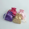 Smyckespåsar 50st Silk Satin Bag Packing Organizer med Ribbon Wedding Christmas Candy Whosale Custom Present Present