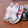 Sneakers Nowe cztery sezony dziecięce buty sportowe miękki Sole Anti Slip Casual Student Running Modna oddychająca dziecko H240513