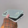 Funda de teléfono de diseñador de moda para iPhone15 Pro Max 14 13 12 Nueva funda blanda con borde completo de diamantes con incrustaciones de flash.