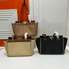 Tasarımcı Tote Çanta Kadın Lüks Omuz Çantası Büyük Kapasiteli Perçin Alışveriş Çantası Klasik Çim Dokuma Çim Marka Crossbody Çanta Çanta Cüzdan Boş Zamanlı Tatil Plaj Tutes