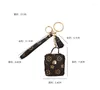 Nyckelringar Fashion Designer Airpods Fall Nyckelringar Trinkningar PU LÄDER Kedjor smycken Brun Flower Pendant Bag Charms Keyrings bilnycklar