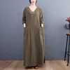 Casual klänningar 2023 Ankomst bomullslinne V-ringning stora fickor Löst vintage Autumn Dress Plus Size Mode Women Long Spring