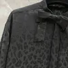 2023 Autumn Black / Ivory Print Ribbon Tie Bow Silk Blus Shirt Långärmad rund hals dubbla fickor Single-Breasted Soie Top Shirts Q3G30000345