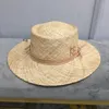 Chapeaux à large bord seau arrivée chapeau de paille de raphia pour les femmes avec lettre et chaîne disquette chapeau de soleil été dame casquette de plage 230831