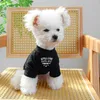 Vêtements de chien vivent toujours avec mes parents vêtements T-shirt lettre vêtements pour animaux de compagnie mode costume décontracté chiens à la mode printemps été en gros