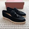 Designers män kvinnor klänning skor toppkvalitet hjortskinn kvinnor loafers klassiska metallknappar runda mode platt häl sneaker fritid walk shopping lady sko nb02