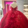 2024 Красное блестящее платье Quinceanera с открытыми плечами Бальное платье на день рождения Платье с аппликацией из бисера и кристаллами со шлейфом Sweetheart de 15