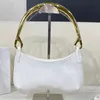 Le Bisou Perlen-Umhängetasche, glattes Leder, strukturierte Designer-Handtasche mit paspeliertem Umriss, goldene Metallbeschläge, Karabinerriemen, Hobo-Reißverschluss, Unterarmtaschen, Geldbörse