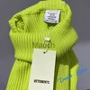 Herrtröjor veter tröja män kvinnor avslappnad mode tätt hålla varm stickad fluorescerande grön fast färg lapel ba ihåliga vtm tröjor j230901