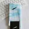 Partihandel strumpor män kvinnor strumpor ren bomull 10 färger sport sockningar brev nk färg tie-dye tryckstorlek eu34-44