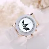 腕時計のファッションシンプルな女性の時計ブラックホワイトクォーツウォッチミニマリストデザインシリコンストラップ腕時計ビッグダイヤルクリエイティブ