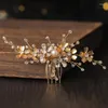 Haarspangen Vintage Goldfarbe Perlen Kämme Tiara Hochzeit Brautaccessoires Frauen Blatt Blumen Handgefertigter Kopfschmuck