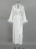 女性用スリープウェアの白い羽の女性のための長いローブサテンウェディングドレス女性花嫁ローブ2023バスローブ女性ドレス