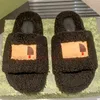 Женские тапочки дизайнерские сандалии на открытом воздухе.