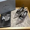 Sapatos de vestido Salto de stromestone sapatos de boca rasa de casas de cetim de cristal pontual de ponta de gato salto de gato pad sandália triângulo rotulado com caixa
