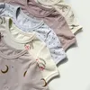 Kläder set tjejkläder sommar spädbarn baby pyjamas passar pojkar tecknad kort ärm shorts 2-stycken barn bomullsblomare avslappnade kläder