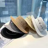 Ampla borda chapéus balde chapéus 2023 designer de luxo chapéus de sol britânico retro moda edição plana chapéu de palha ser despedido com diamante para homens e mulheres T230727