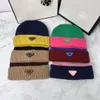 Kadınlar Şeker Renk Patchwork Sonbahar ve Kış Sıcak Tasarımcı Beanie Hat Erkekler Cap Spor Tarzı Üçgen Mektup Baskı Casquette