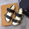 2023 Ny designer äkta läder tofflor kvinnors sandaler glider bom dia platt mule coola enkelt stilfulla bilder två remmar justerade guldspännen platt sandaler