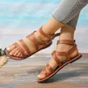 Sandálias sapatos femininos à venda 2023 verão romano casual deslizamento plana feminina tendência aberta toe fivela cinta