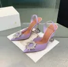 2023 Amina Muaddi Begum Kristal Emilmiş Toka PVC Pompalar Sandalet Sandalet Kadınların Lüks Tasarımcıları Giyin Ayakkabı Giyim Gerçek Cowhide Sole9.5cm Kadınların Parti Ayakkabıları