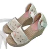 Sandalen mit Buchstaben, Markendesigner-Schuhe für Damen, Sommer-High-Heels, Segeltuch, Stoff, Fischerschuhe, Strohboden, Plateauschuhe, Schleifen, Schnürung, Luxus, neue Mode, Keilabsatz