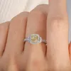 웨딩 반지 팬시 옐로우 쿠션 컷 약혼 반지 07ct 5x6mm for Women Real 18K 화이트 골드 스파킹 테스트 양성 230831