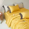 Beddengoedsets 2023 Vierdelig Eenvoudig Katoen Dubbel Huishoudelijk Laken Dekbedovertrek Geborduurde Twill Comfortabele Gele Kleur