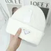 Luxe Örgü Kadın Beanies Kış Moda Tasarım Örgü Şapkalar Yün Yün Kapağı Mektup Jacquard Sıcak Kafatası Şapkası