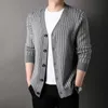 Maglioni da uomo Cardigan dal design casual Maglione con controllo accessi con bottoni a maniche lunghe ispessito a righe verticali 230831