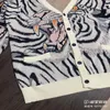 Мужские свитеры черный белый хаки Wacko Maria Tiger Jacquard Cardigan Vneck Sweater Мужчины Женщины высокое качество 1 пиловер с Knitt 230831