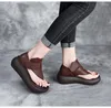Sandalet yaz tanga plajı ayakkabıları kadın kama topuk gerçek inek derisi örtü topuklu moda kalın taban retro içi boş
