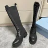 Szczotkowane skórzane i nylonowe buty czarne 1W906M skórzane podszewka trójkąt logo zamykanie zamykania zamykania kobiet designerskie buty kolanowe buty mody Martin Boots koronkowe buty