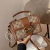 Bolsa de design de nicho de alta qualidade para mulheres Bolsa crossbody de ombro redonda de luxo popular e leve deste ano com 60% de desconto no Outlet Online