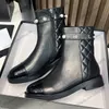 Damen-Stiefeletten, Designer-Kalbsleder, niedrige, klobige Absätze, Buchstabe, Kunstperle, mit Reißverschluss, gesteppte Textur, Hardware, Matelasse-Schneestiefel, Outdoor-Freizeitschuh, Gummisohle