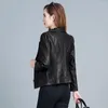 Le cuir féminin 2023 PU court Spring Automne Fashion Fashion Foreign Mom Mom de l'âge moyen avec un manteau de veste féminine en coton