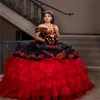 Wunderschönes mexikanisches Quinceanera-Kleid 2023 Charro Para in Schwarz mit roten gestuften Rüschen und Blumen, süßes 15-Kleid, Vestidos de XV, Geburtstagsparty-Kleider, formelles Kleid