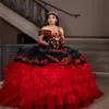 Underbar mexikansk quinceanera klänning 2023 charro para svart med röda skivor rufsblommor blommor söt 15 klänning vestidos de xv födelsedagsfest klänningar vestidos formell klänning