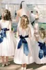 Flicka klänningar blomma klänning vit a-line med marinblå band båge ärmlös fit bröllopsfest födelsedag första nattvards klänningar