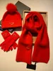 Lusso nuovi uomini donne moda cappello e sciarpa set designer sciarpa triangolo P beanie cappelli a secchiello sciarpe in cashmere con maglia di lana invernale