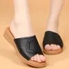 Talltor 2023 Summer Women's Soft Bottom Non-Slip Middle Mom Shoes Open Toe Bekväma mikrofiberläder glider
