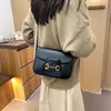 Barato 80% de desconto Baobao Feminino 2023 Nova tendência de moda avançada Design de um ombro nas axilas Super Fire Crossbody Bolsa quadrada pequena código 899