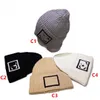 Kadın moda tasarımcısı Beanies örgü bayanlar beanie takılmış unisex harfler açık örgü kapak şapka düz renk