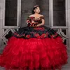 Underbar mexikansk quinceanera klänning 2023 charro para svart med röda skivor rufsblommor blommor söt 15 klänning vestidos de xv födelsedagsfest klänningar vestidos formell klänning