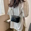 % 70 Fabrika çıkışı Kapalı Gelişmiş ve Modaya Gizli İş parçacığı Yaz Doku Niş Zincir Crossbody Women's Torba Satışta